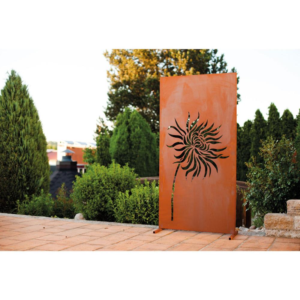 Detailaufnahme der Sichtschutzwand mit Löwenzahn-Motiv, betont die rustikale Edelrost-Optik und feinen Motive