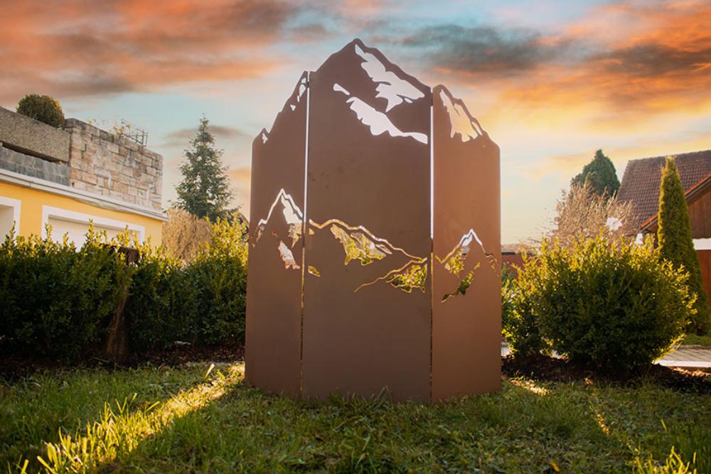 Edelrost Sichtschutzwand mit einem stilisierten Bergmotiv, robust und witterungsbeständig, perfekt für den Garten.