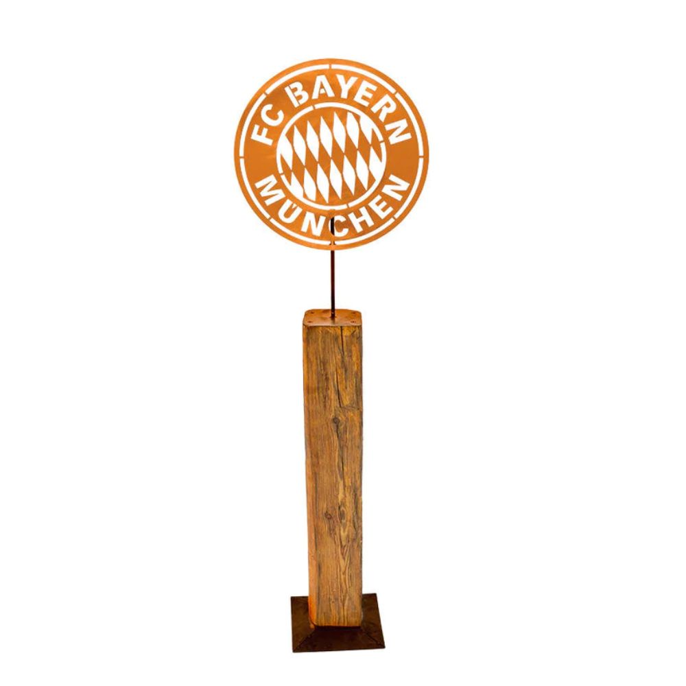 FC Bayern Holzständer mit FC Logo im Edelrost-Design Fußballdeko Wohn-Gartendeko