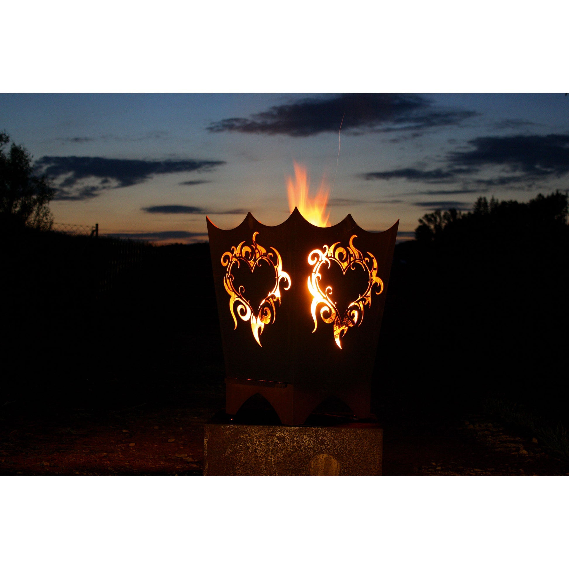 Feuerkorb Flammenherz Motiv - Feuerstelle aus Metall Edelrost Garten-Feuerstelle