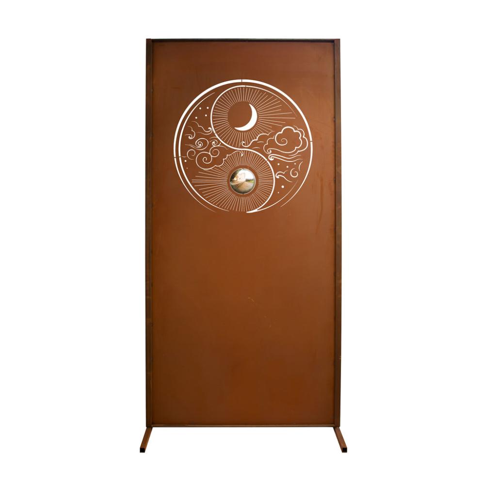 Detailansicht der Yin & Yang Sichtschutzwand aus Edelrost mit Edelstahlkugel, idealer Sichtschutz im Garten.