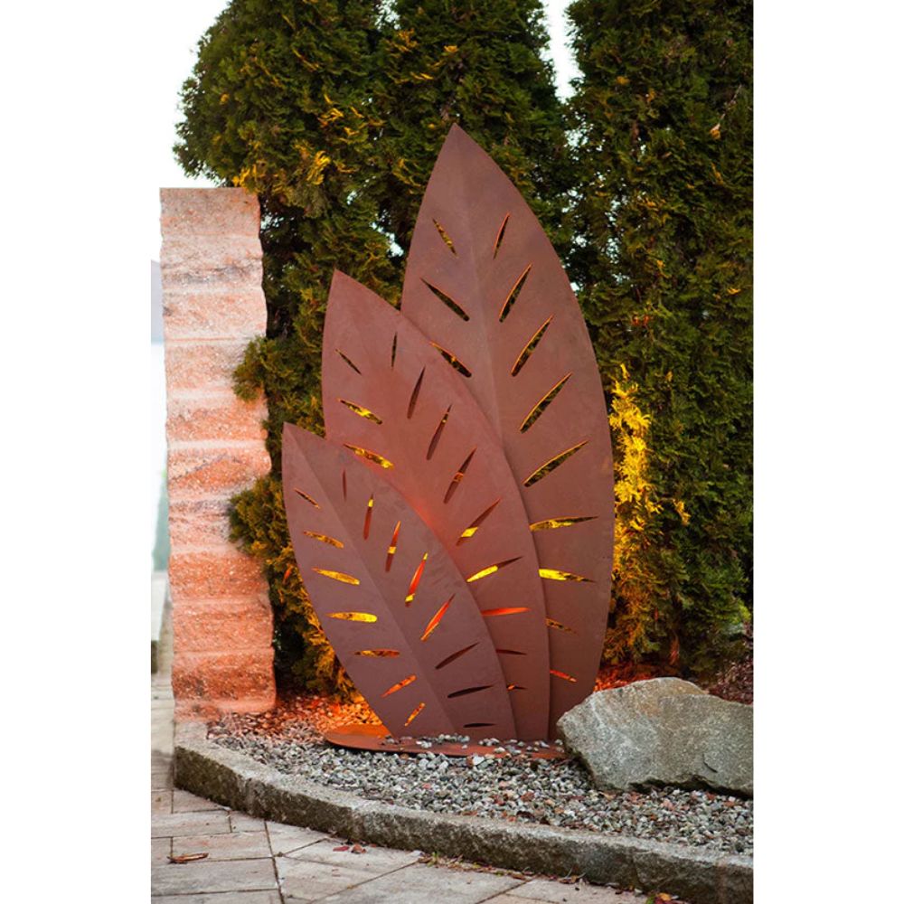 Skulptur aus Edelrost mit Palmenwedel Motiv Gartendeko Gartenfigur aus Rost