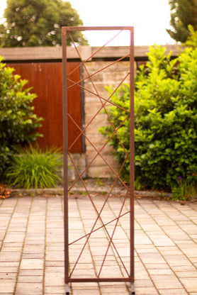 Rankhilfe Abstrakt aus Metall mit Rostpatina Rankgitter modern Pflanzengitter