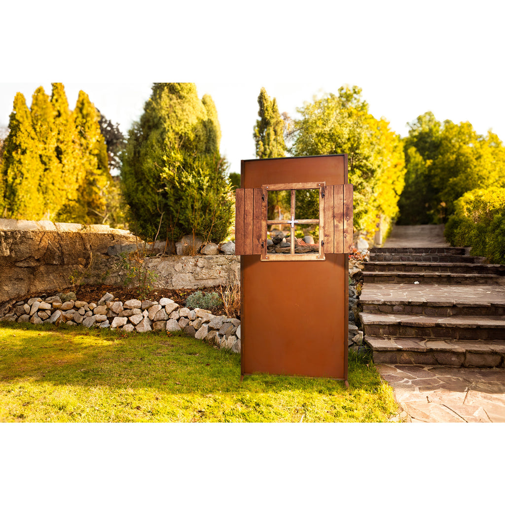 Robuste Sichtschutzwand mit Edelrost Patina, ausgestattet mit einem stilvollen Birke-Multiplex-Holzfenster, perfekt für Garten und Terrasse.