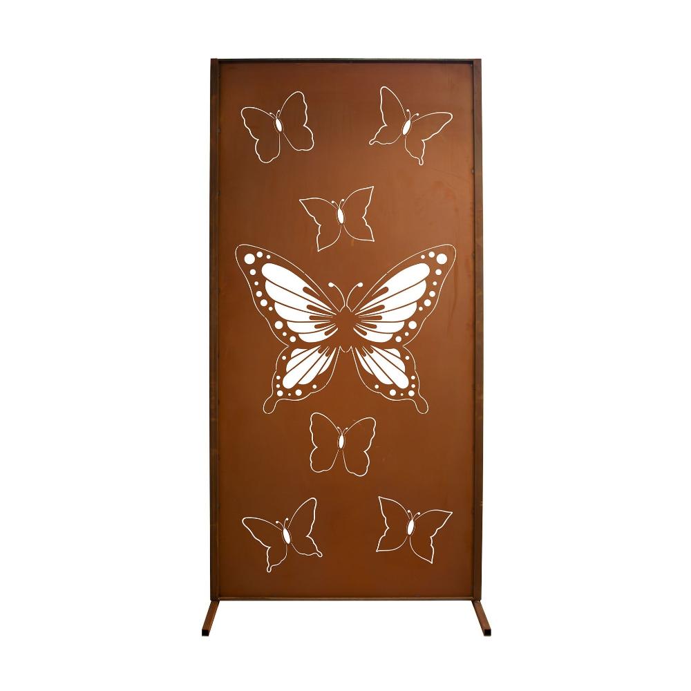 Die Sichtschutzwand - Schmetterlinge aus Edelrost bietet eleganten Sichtschutz mit einem einzigartigen 3D-Effekt. Einige Schmetterlingsflügel können aufgeklappt werden, um einen fliegenden Eindruck zu erzeugen. Ideal für eine stilvolle und private Gartenatmosphäre.