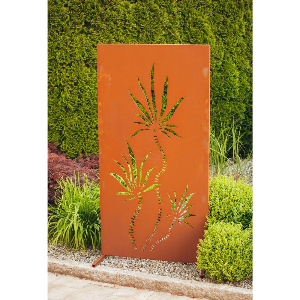 "Detailaufnahme der Sichtschutzwand mit Palmenstruktur, hebt die filigrane Gestaltung und die natürliche Patina hervor"