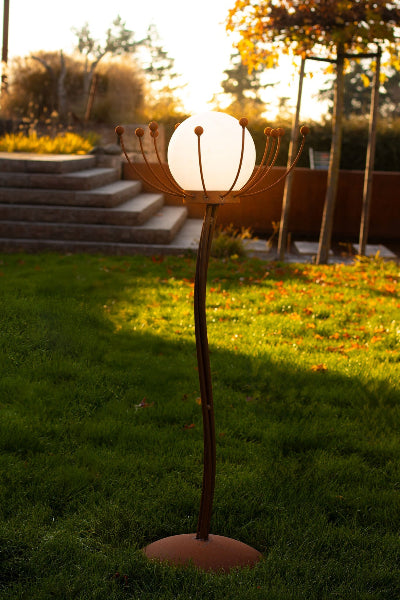 Ständer Sommernachtstraum mit Solarkugel Edelrost Blume Gartenlicht Rostdeko