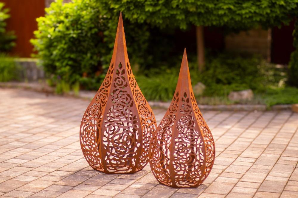 „Großes Windlicht Rosentropfen aus wetterbeständigem Edelrost-Material, perfekt für die stimmungsvolle Gartendekoration“