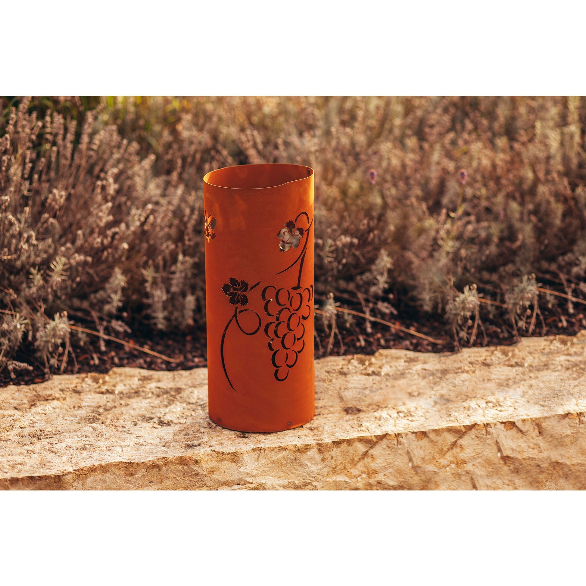 Windlicht Vinea aus Metall Edelrost Windlicht Weintrauben-Motiv Outdoor Deko