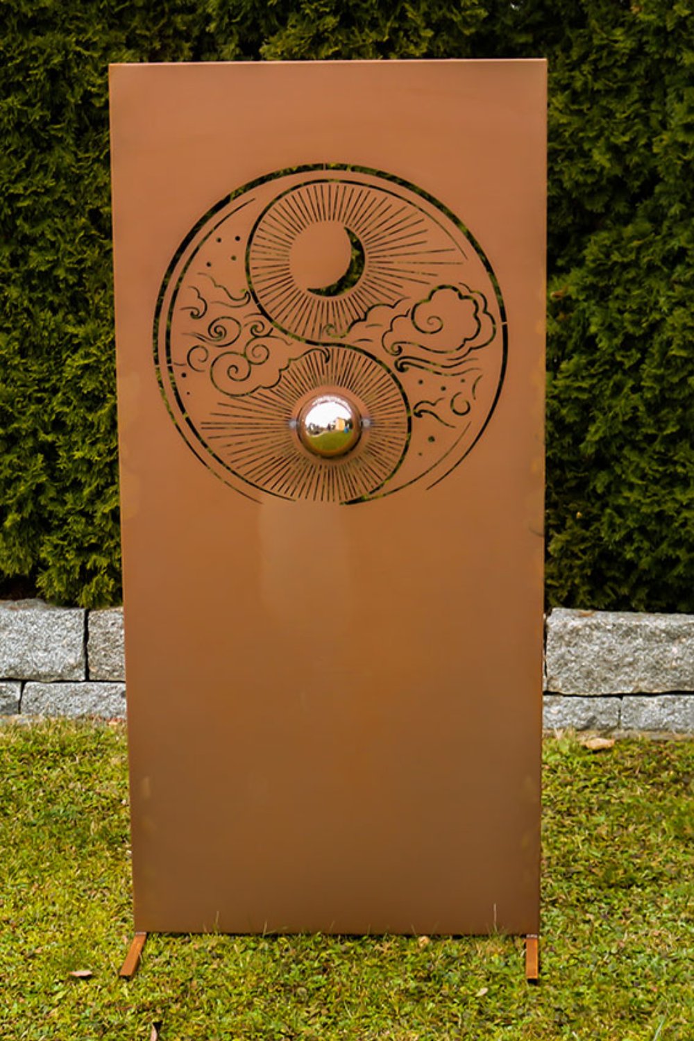 Hochwertige Sichtschutzwand aus 2 mm Edelrost Stahl mit Yin & Yang Motiv und Edelstahlkugel, witterungsbeständig und stilvoll.