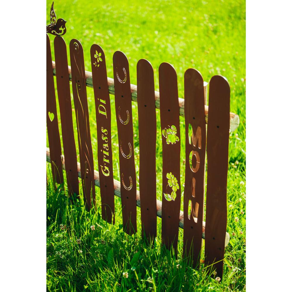 Metall-Zaunlatten mit dekorativem Edelrost-Finish, robust und stilvoll, ideal für die Gartengestaltung.