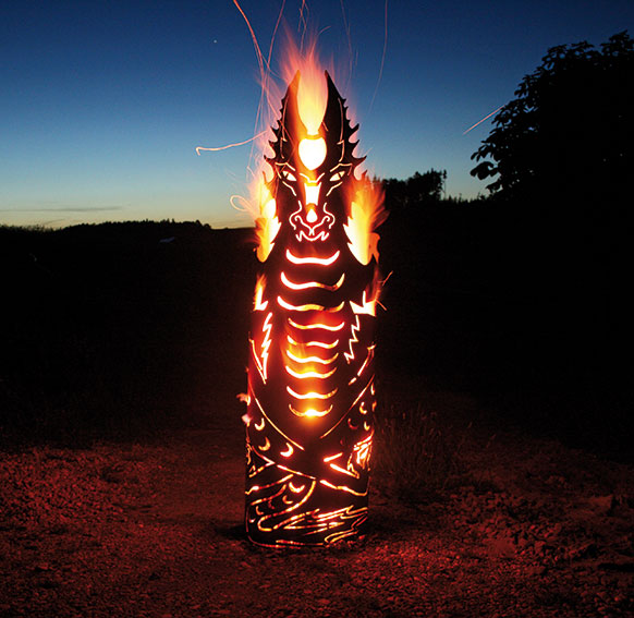 Feuerdrache Feuersäule aus Metall im Edelrost Design Feuerstelle Drachen Motiv