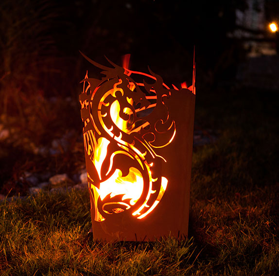 Feuerkorb aus Metall mit Drachenmotiv im Edelrost Design Feuerstelle Feuersäule