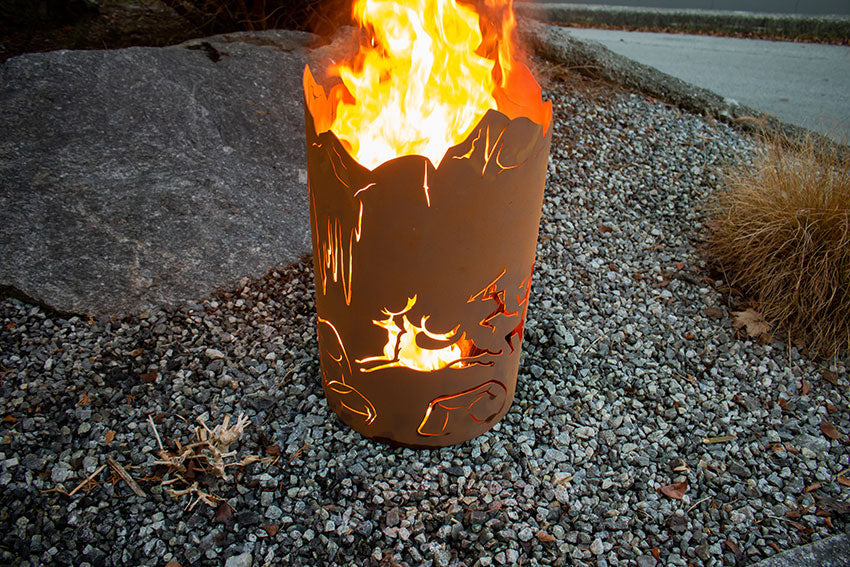 Feuerkorb rund aus Metall im Steinzeitmotiv aus Edelrost Rostdeko Gartendeko