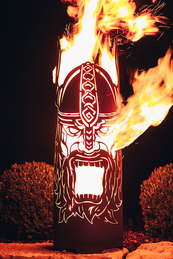Feuersäule Wikinger Ragnarök aus Metall im Edelrost Design Feuerstelle Rostoptik