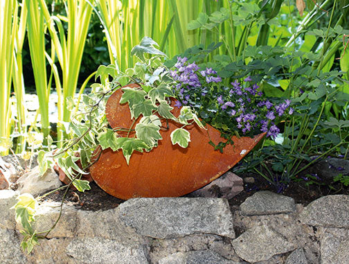 Pflanzschale Herz aus Metall in Herzform im Edelrost Design Rostdeko Gartendeko