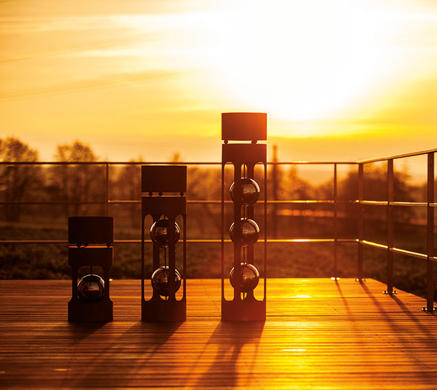 Rostsäule Kugelsäule im Edelrost Design Inkl. Edelstahlkugeln und Blumentrog