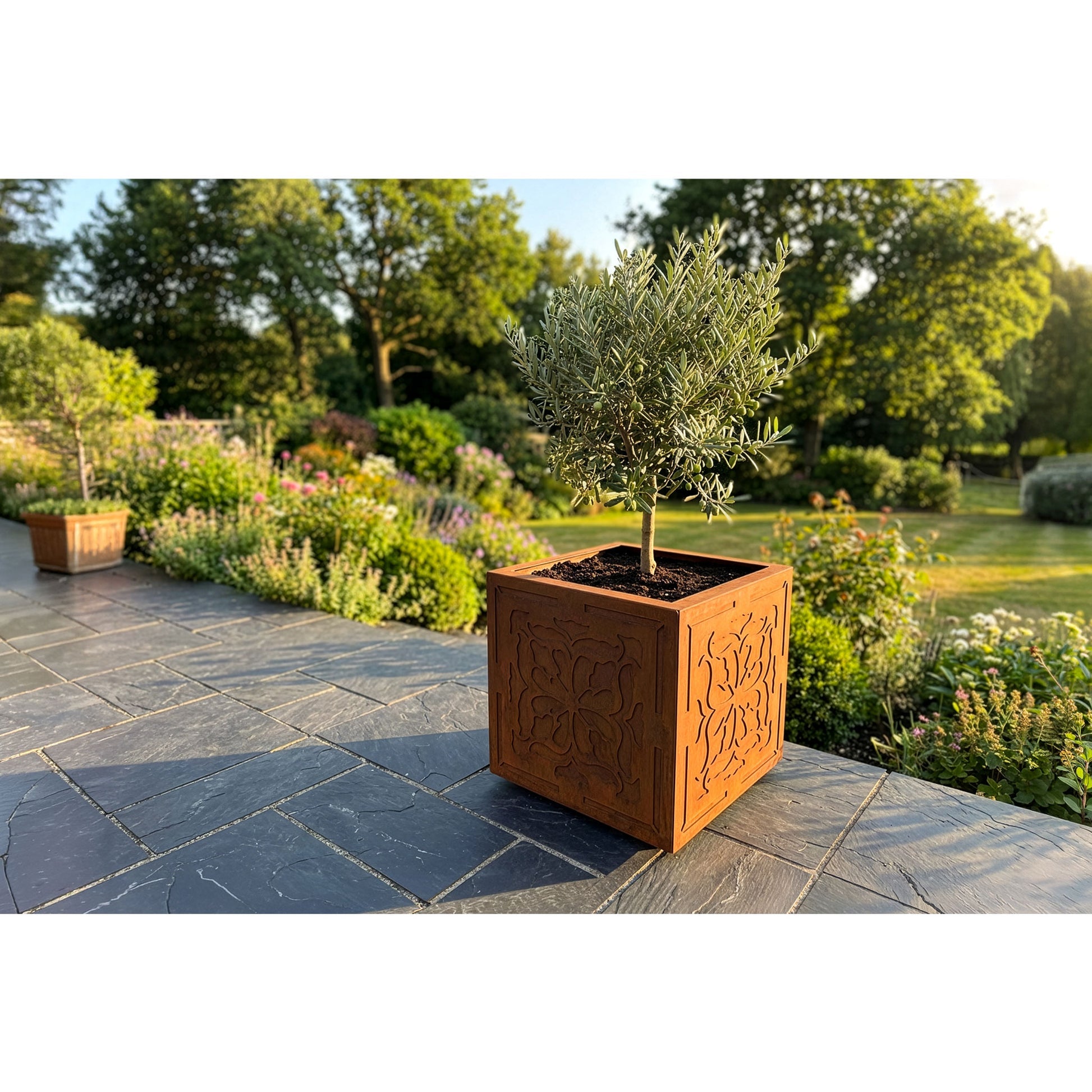 Pflanztrog Cubus Barock aus Metall – Edelrost Pflanzkübel 40×40×42 cm