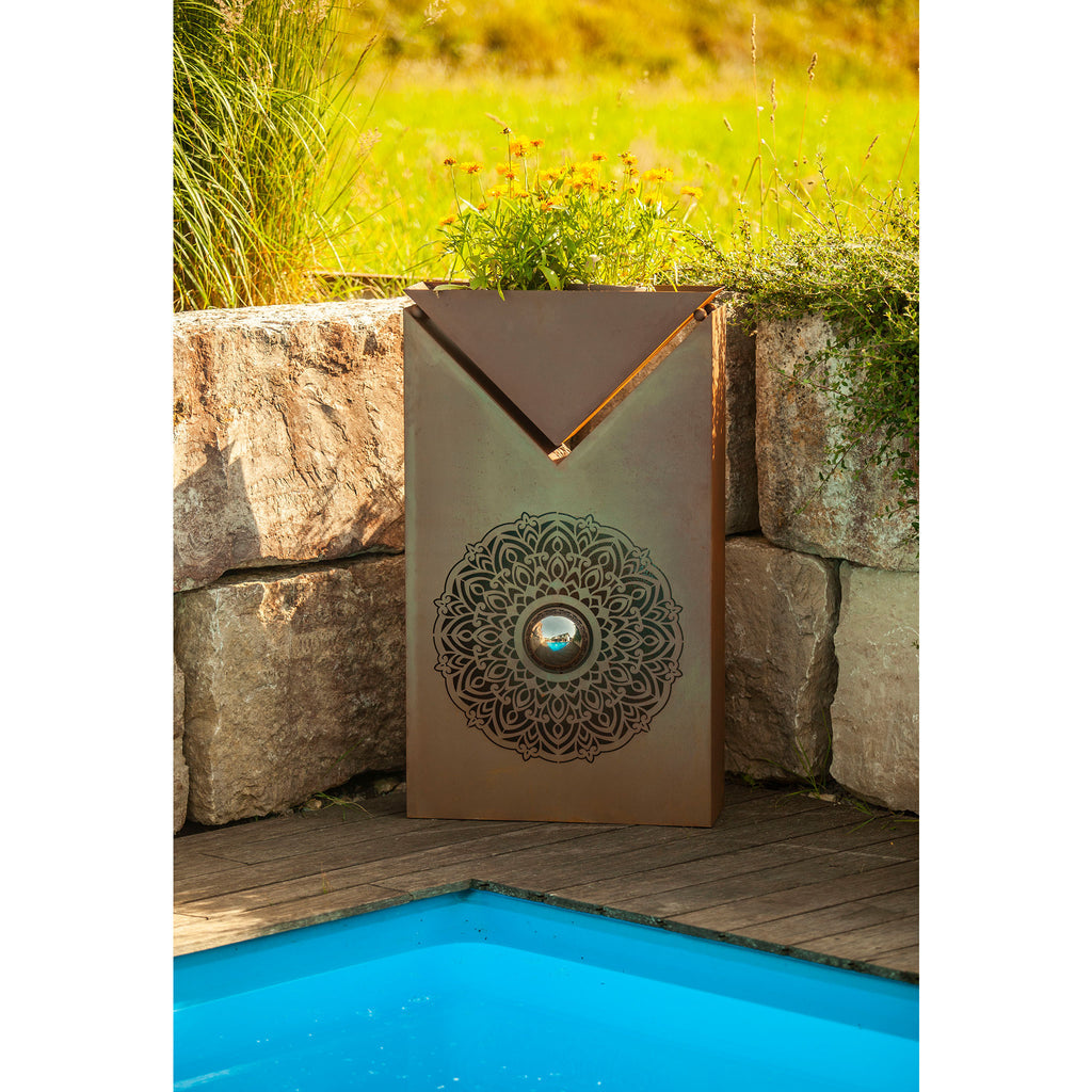 Pflanzsäule mit Mandala Motiv und Edelstahlkugel - Inklusive Dreiecks-Schale