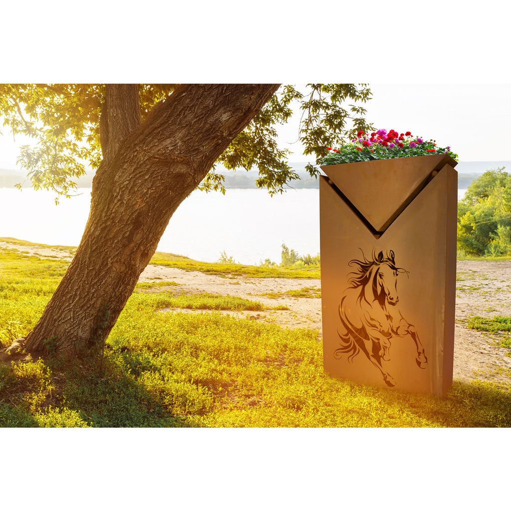 Säule Rostsäule mit Pferde Motiv im Edelrost Design Dreiecks-Säule Pflanzensäule