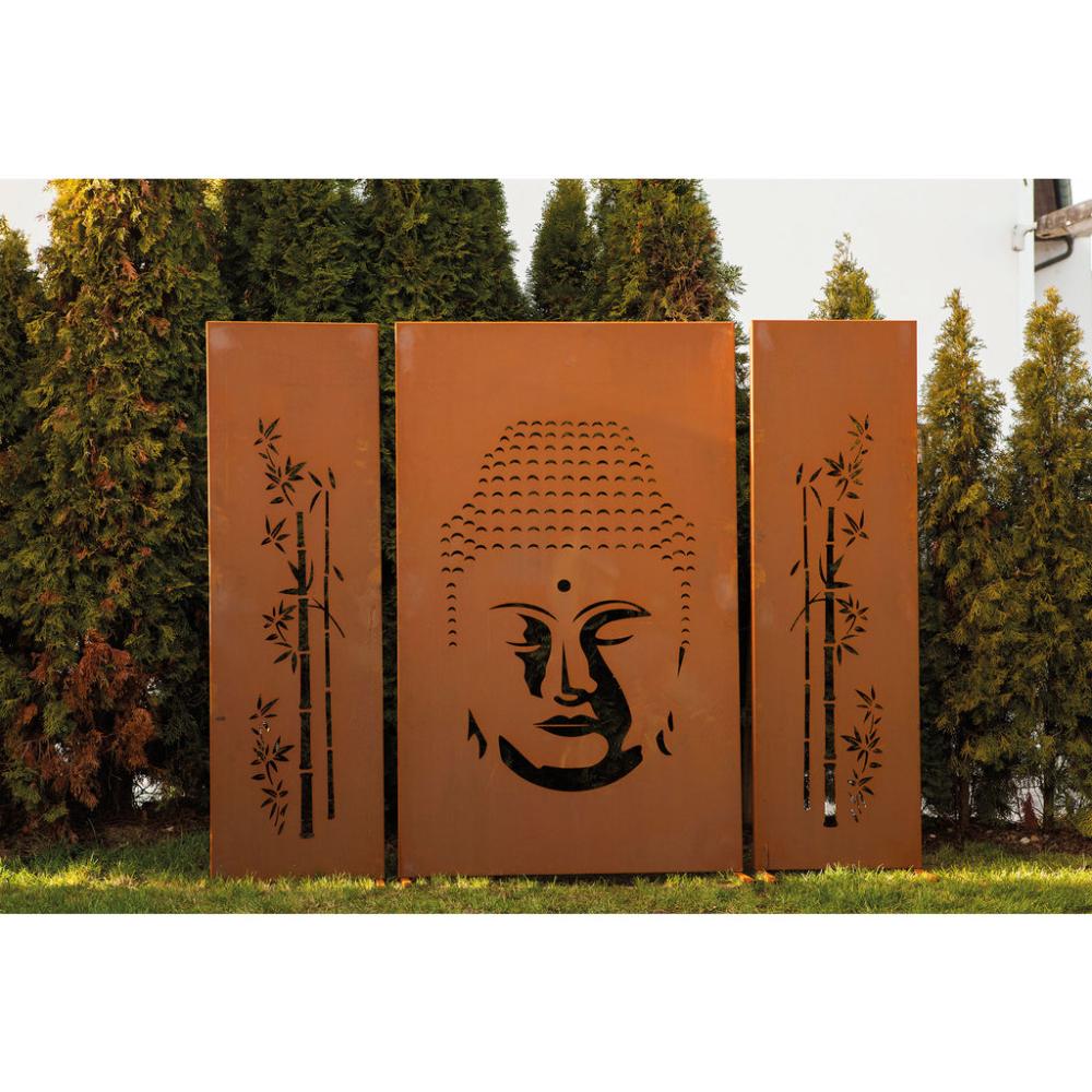 Nahaufnahme der Sichtschutzwand - Buddha aus Metall, die in drei Teilen geliefert wird. Das zentrale Element zeigt einen filigranen Buddha-Kopf, während die Seitenteile kunstvoll mit Bambus-Motiven verziert sind. Die Wand ist aus robustem Edelrost gefertigt und bietet sowohl Sichtschutz als auch ästhetischen Mehrwert.