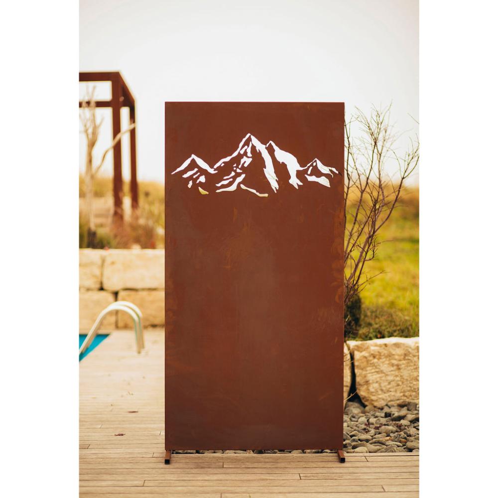 Nahaufnahme der Sichtschutzwand aus Metall mit detailreichem Gebirge Motiv. Die Wand ist aus 2 mm dickem Edelrost-Stahl gefertigt und bietet sowohl robusten Schutz als auch ästhetischen Mehrwert für Ihren Außenbereich.