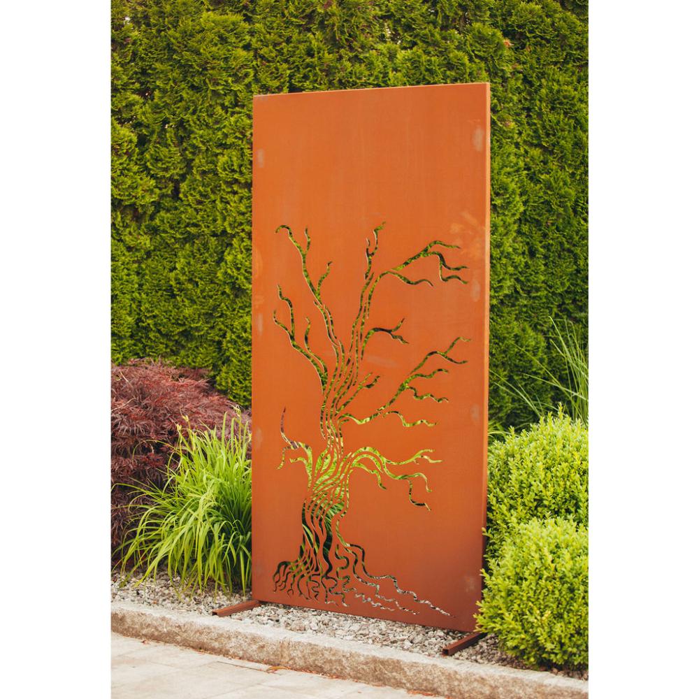Nahaufnahme des detaillierten Baum Motivs auf der Sichtschutzwand aus Edelrost, das die feinen Details und die natürliche Patina zeigt.