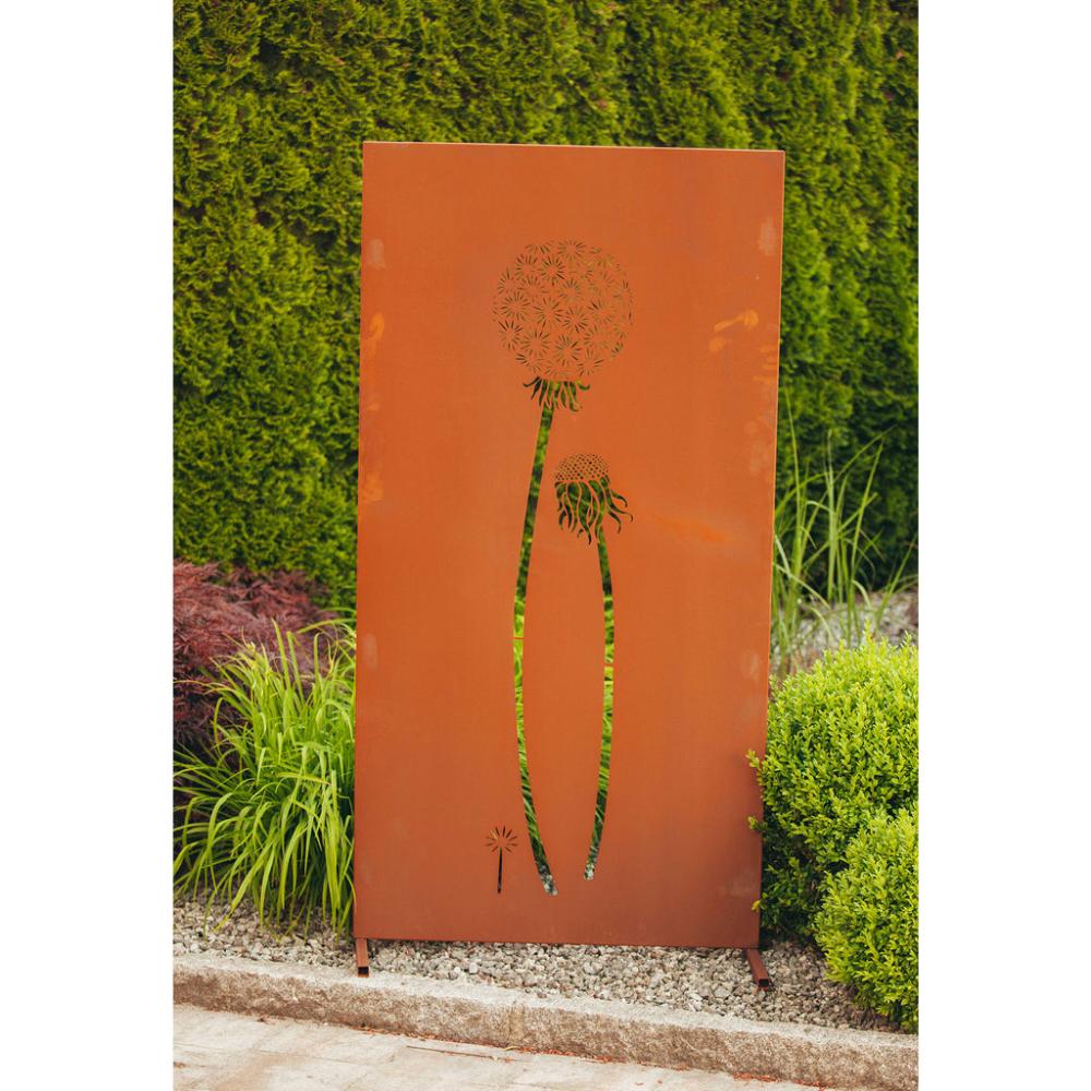 Nahaufnahme der Pusteblumen auf der Sichtschutzwand aus Edelrost, die die rustikale Patina und feinen Details zeigt.