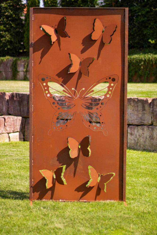 Nahaufnahme der Sichtschutzwand - Schmetterlinge aus hochwertigem Edelrost-Metall. Das kunstvoll gestaltete Schmetterlingsmotiv wird durch aufgebogene Flügel für einen lebhaften 3D-Effekt ergänzt. Diese Wand vereint Funktionalität und ästhetischen Charme.