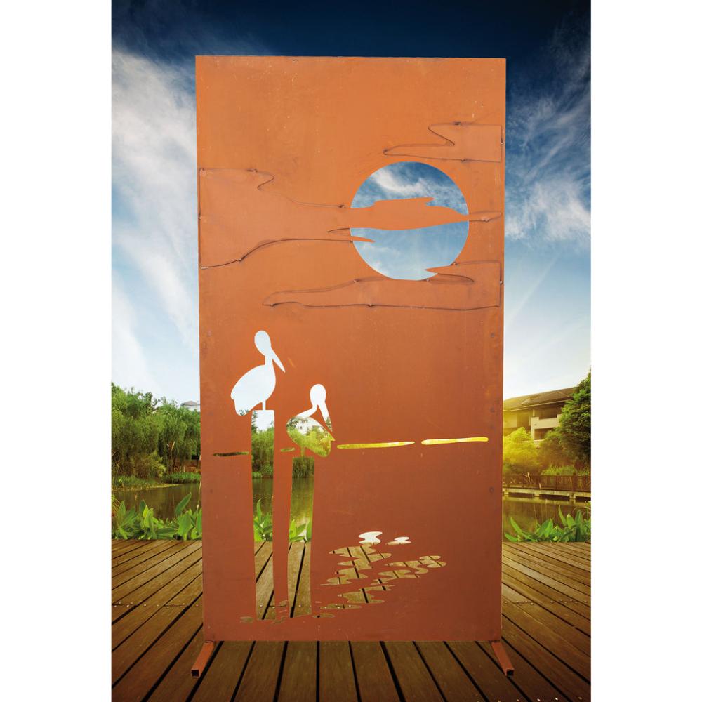 Nahaufnahme der Edelrost-Sichtschutzwand mit kunstvollem Meer-Motiv. Die Wand bietet Windschutz und schafft gleichzeitig eine beruhigende, maritime Atmosphäre in Ihrem Garten, ideal für eine entspannte Auszeit.