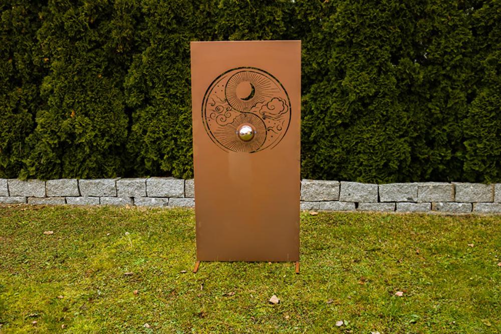 ichtschutzwand aus Edelrost mit Yin & Yang Motiv, dekorativ und robust, inklusive Edelstahlkugel für Garten oder Terrasse.