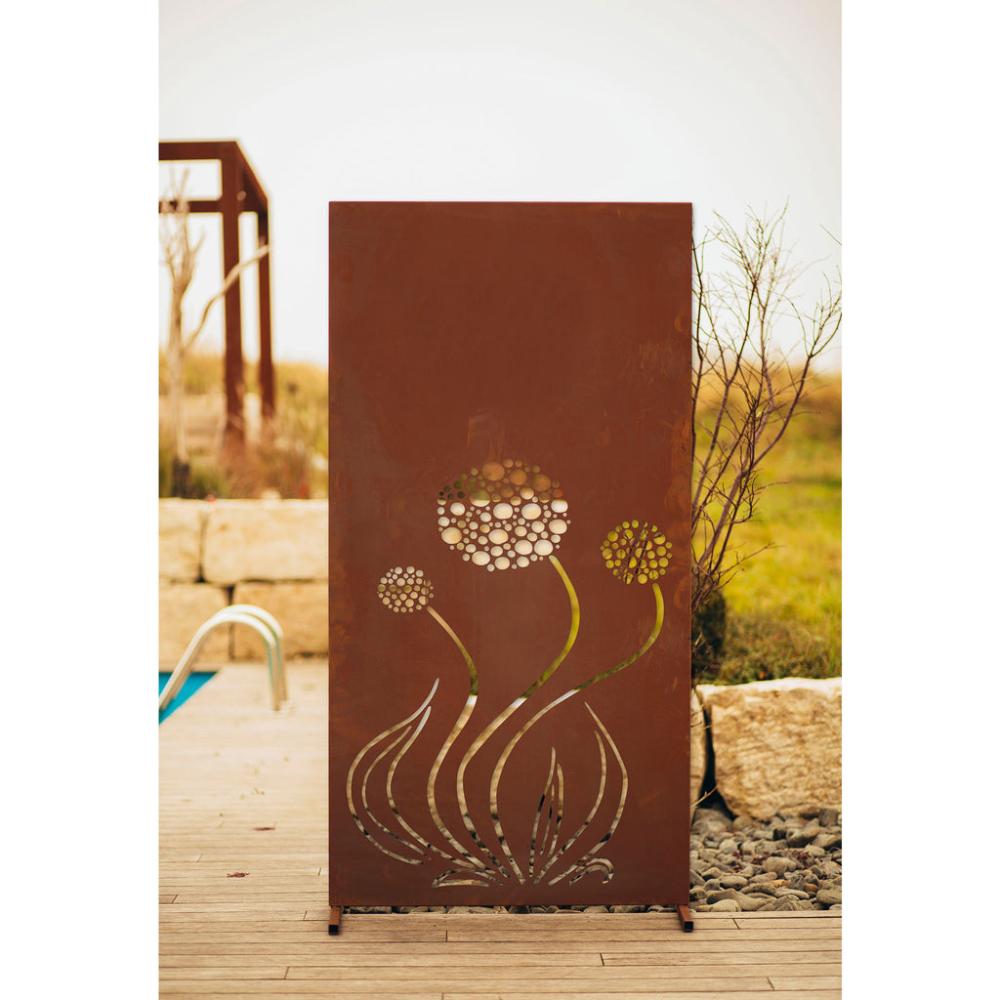 Nahaufnahme des detaillierten Baum Motivs auf der Sichtschutzwand aus Edelrost, das die feinen Details und die natürliche Patina zeigt.