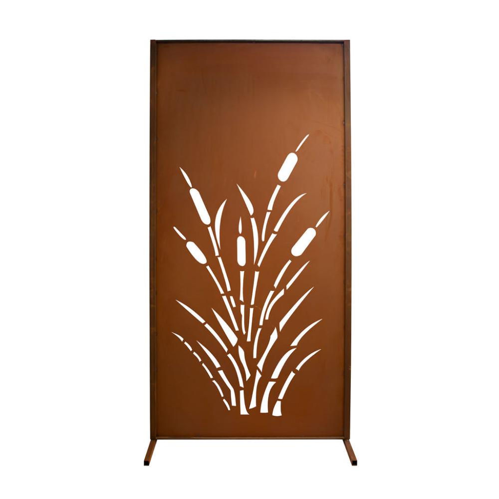 Detailaufnahme einer witterungsbeständigen Sichtschutzwand aus Edelrost mit natürlicher Patina, Schilfrohr-Design.