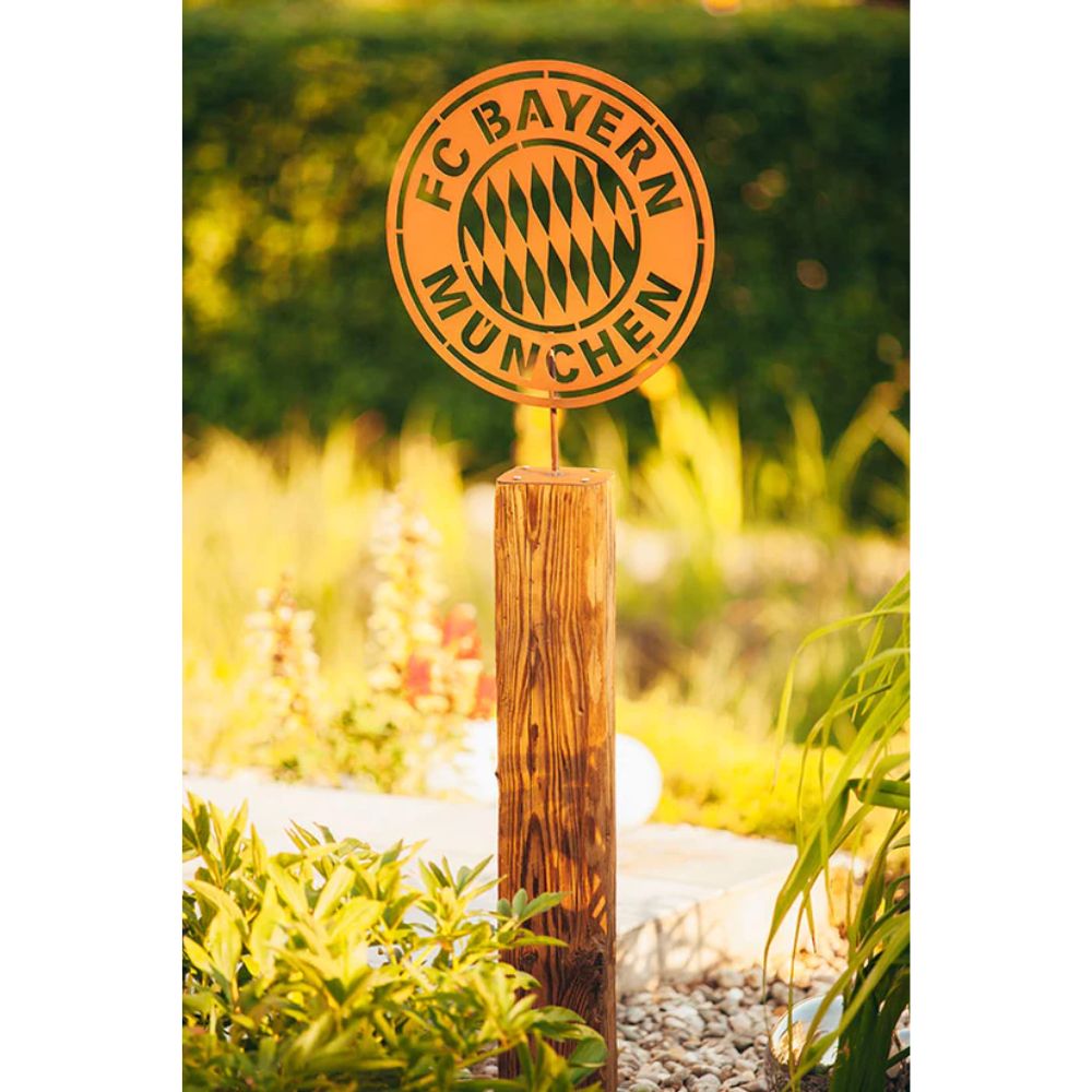FC Bayern Holzständer mit FC Logo im Edelrost-Design Fußballdeko Wohn-Gartendeko
