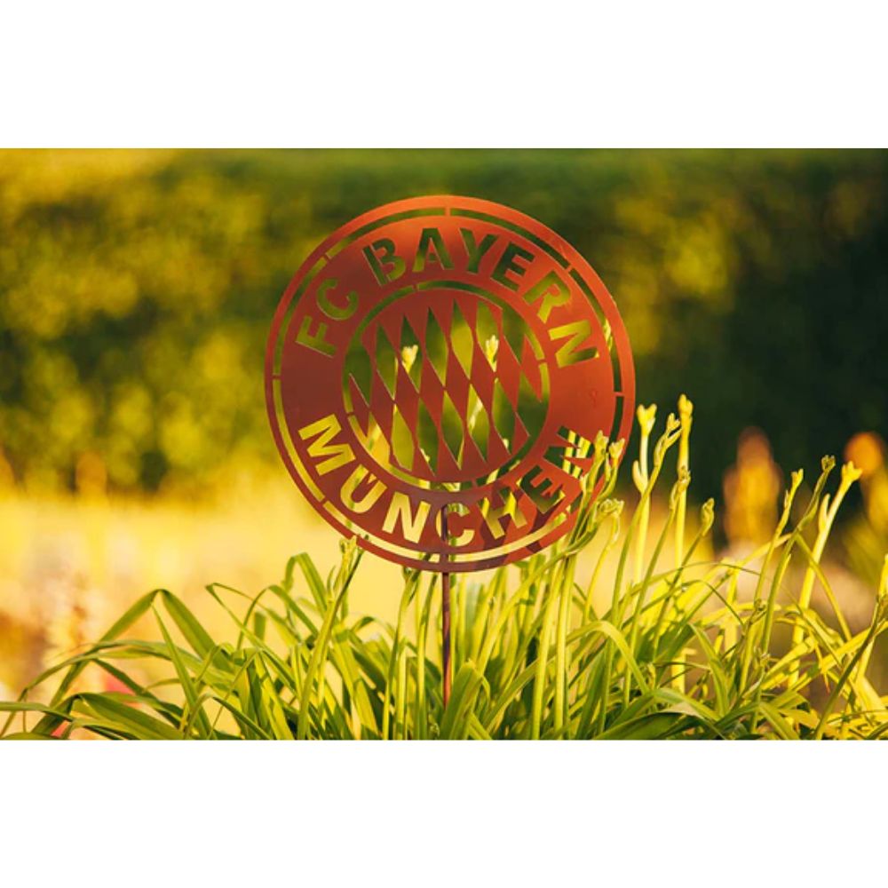 FC Bayern Gartenstab im Edelrost-Design FCB Deko aus Rost für Fußballfans