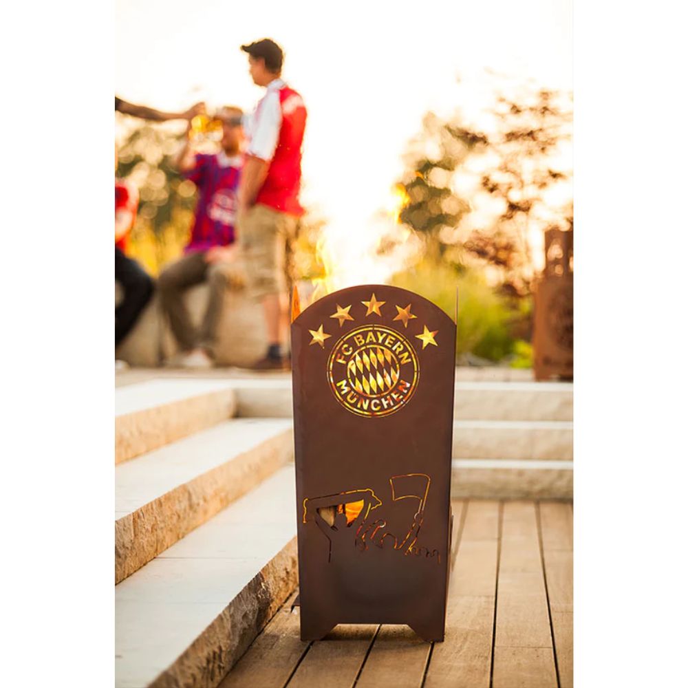 FC Bayern Feuerkorb Siegesfeier mit Fans im 5 Sterne Edelrost Design Fußballdeko