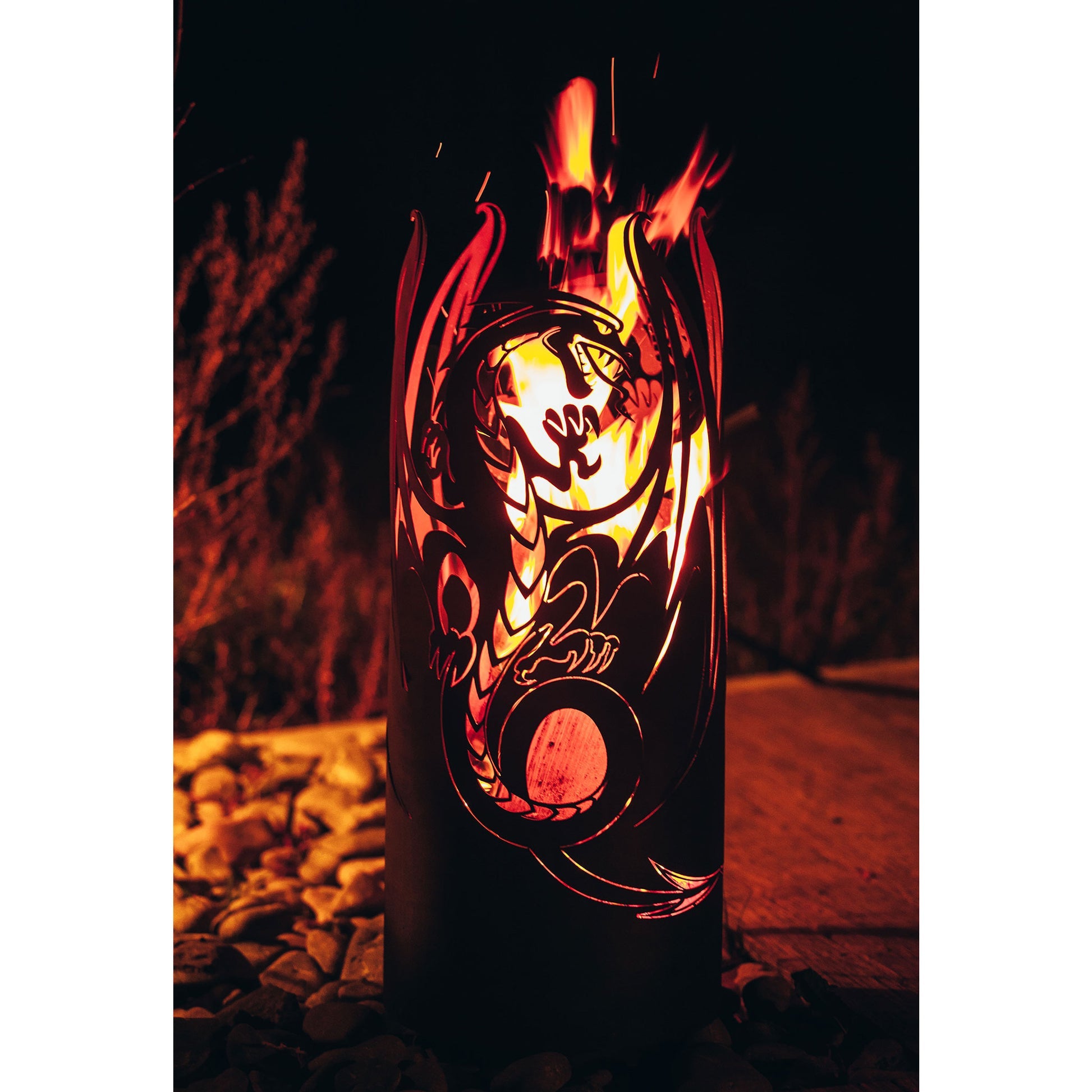 Feuersäule flying Dragon aus Metall im Edelrost Design Feuerstelle Rostdeko