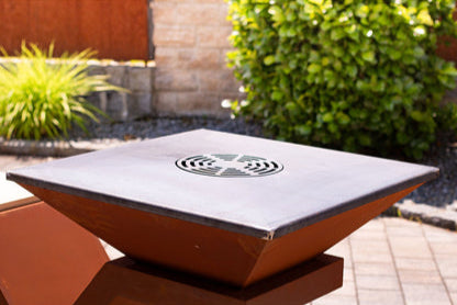 Edelrost Grill Feuerstelle X Holzkohlegrill mit Plancha