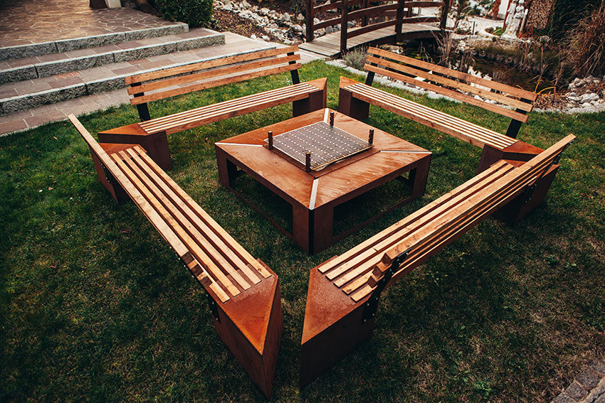 Feuerstelle Holzkohlegrill XL Friendship Edelrost mit Grill und Bänken