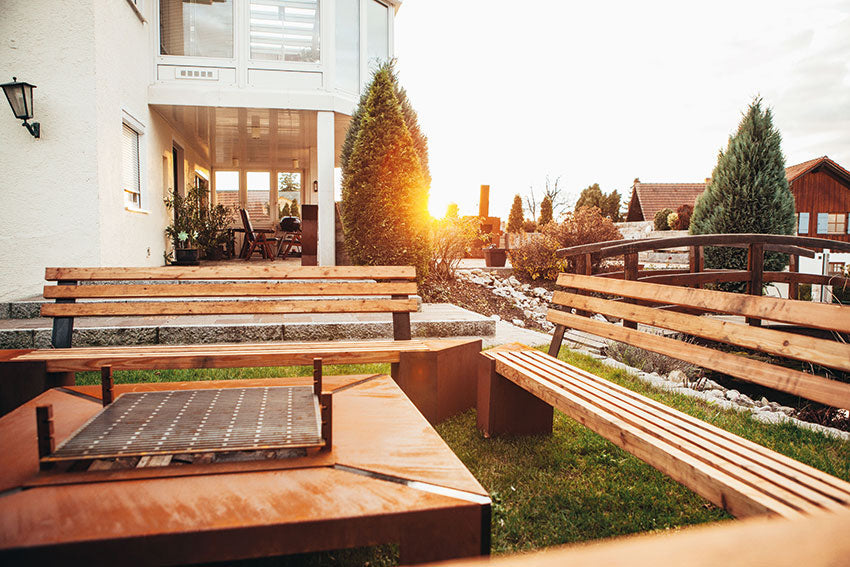 Feuerstelle Holzkohlegrill XL Friendship Edelrost mit Grill und Bänken