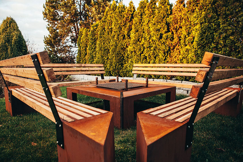 Feuerstelle Holzkohlegrill XL Friendship Edelrost mit Grill und Bänken