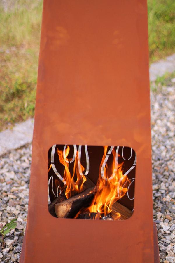Feuerturm mit Flammen aus Metall, Feuerstelle Outdoor Edelrost