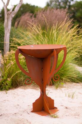 Flammenständer Pokal aus Metall, Feuerschale Feuerkorb Edelrost