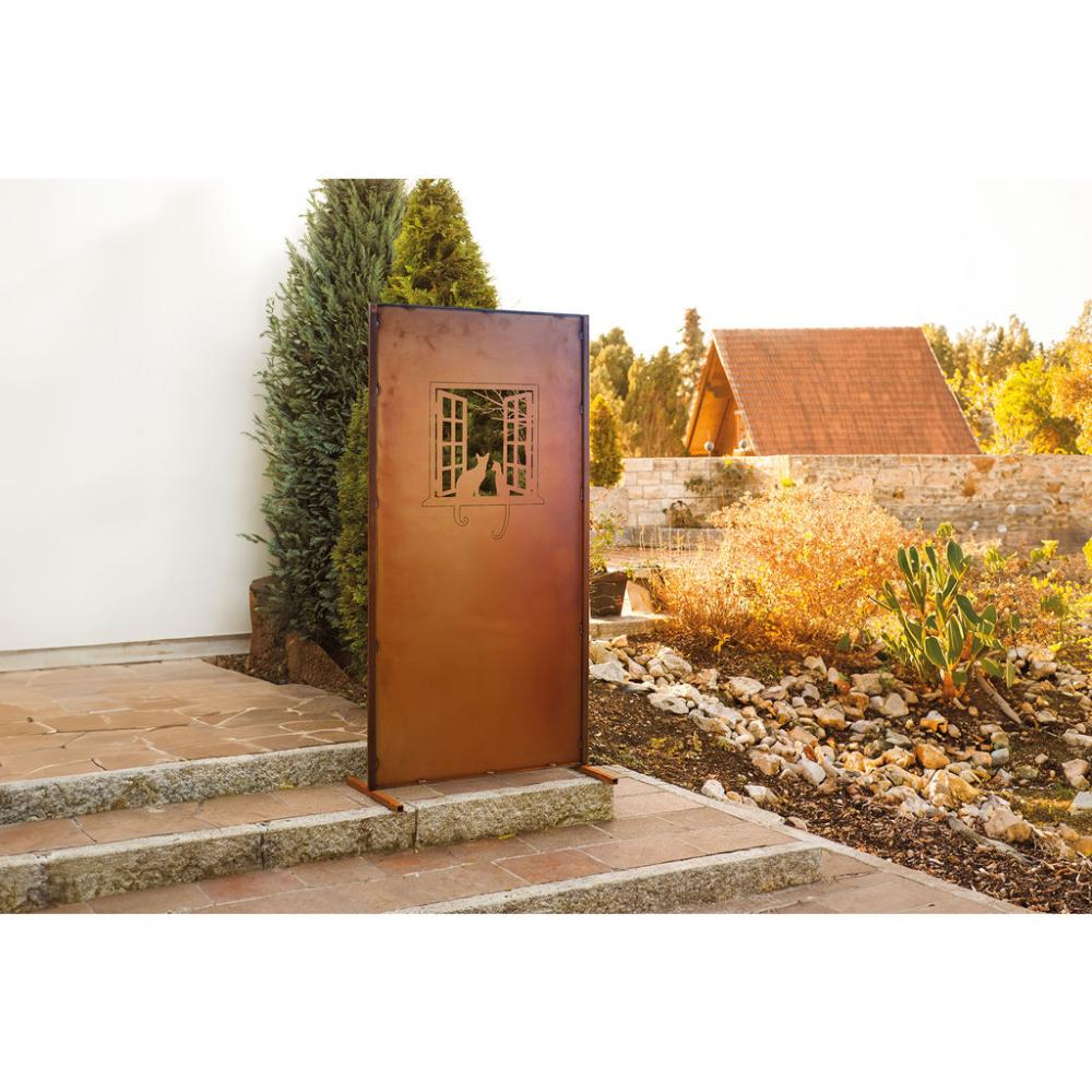 Robuste Sichtschutzwand mit Katzenmotiv und Sprossenfenster, gefertigt aus Stahlblech mit Edelrost Patina.