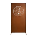 Detailansicht der Yin & Yang Sichtschutzwand aus Edelrost mit Edelstahlkugel, idealer Sichtschutz im Garten.