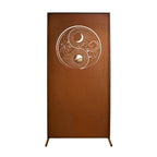 Detailansicht der Yin & Yang Sichtschutzwand aus Edelrost mit Edelstahlkugel, idealer Sichtschutz im Garten.
