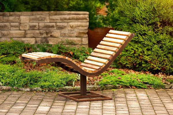 Gartenliege geschwungen Edelrost Lärchenholz Robuste Gartenliege Metallliege