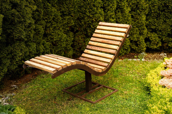 Gartenliege geschwungen Edelrost Lärchenholz Robuste Gartenliege Metallliege