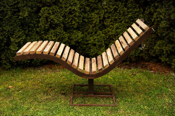 Gartenliege geschwungen Edelrost Lärchenholz Robuste Gartenliege Metallliege
