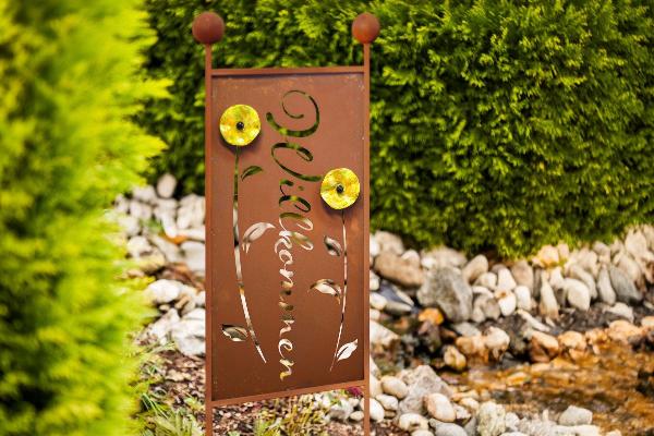 Gartenstecker XL aus Edelrost Willkommen Blumen